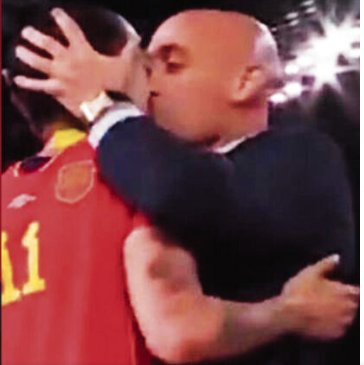 Presidente de la Federación Española de Fútbol renunciará por polémico beso a jugadora 1 Presidente de la Federación Española de Fútbol renunciará por polémico beso a jugadora