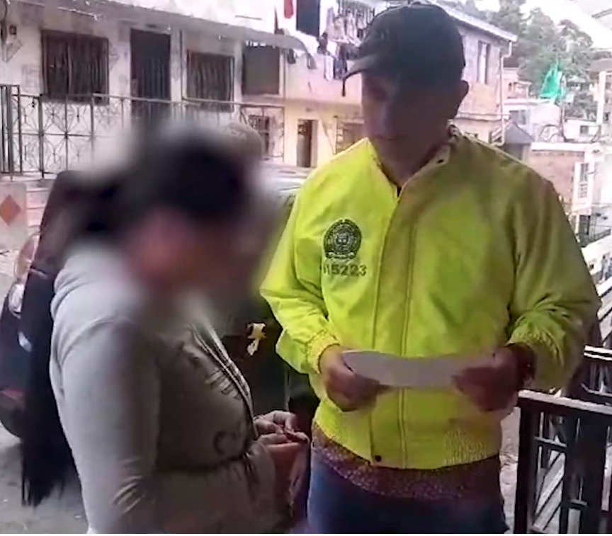 Cayeron 5 mujeres que extorsionaban a sus víctimas con amenazas sexuales 2 Cayeron 5 mujeres que extorsionaban a sus víctimas con amenazas sexuales En las últimas horas, la Policía Nacional dio a conocer la captura de 5 mujeres que hacen parte de una banda delincuencial dedicada a la extorsión, las hoy capturadas intimidaban a sus víctimas diciéndoles que les abrirían procesos judiciales relacionados con delitos sexuales.