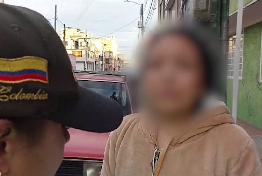 Cayeron 5 mujeres que extorsionaban a sus víctimas con amenazas sexuales 3 Cayeron 5 mujeres que extorsionaban a sus víctimas con amenazas sexuales En las últimas horas, la Policía Nacional dio a conocer la captura de 5 mujeres que hacen parte de una banda delincuencial dedicada a la extorsión, las hoy capturadas intimidaban a sus víctimas diciéndoles que les abrirían procesos judiciales relacionados con delitos sexuales.