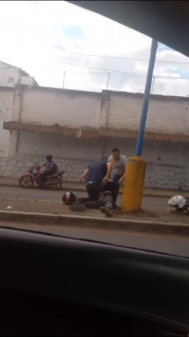 EN VIDEO: Capturaron a dos sujetos que lanzaban esferas con estupefacientes a la cárcel Modelo