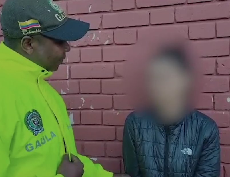 Cayeron tres extorsionistas que amenazaban a sus víctimas con granadas en Kennedy La Policía Metropolitana de Bogotá informó la captura de tres peligrosos criminales que se dedicaban a extorsionar a comerciantes en la localidad de Kennedy, estos delincuentes amenazaban a sus víctimas con armas de fuego y granadas que según ellos usarían para destruir sus establecimientos comerciales o causarle la muerte a sus familiares.