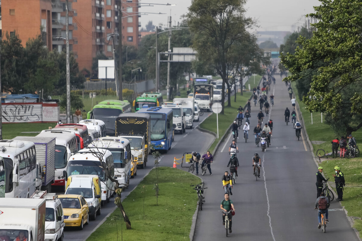 Conozca la fecha para el próximo día sin carro 1 Conozca la fecha para el próximo día sin carro La secretaria de Movilidad de Bogotá, Deyanira Ávila, anunció que el próximo viernes 22 de septiembre se llevará a cabo una nueva jornada de día sin carro en la capital, esta medida fue tomada con el objetivo de reducir la contaminación e impulsar la movilidad sostenible en la ciudad.