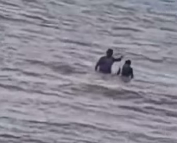 Atroz crimen frente a ojos de los turistas en playa de Tolú 1 Atroz crimen frente a ojos de los turistas en playa de Tolú El crimen se dio en una playa de Tolú, sucre, mientras algunos turistas presenciaban el atroz hecho. Se dice que los hechos fueron causados por un ajuste de cuentas, ya que la victima y el victimario estaban relacionados con el expendido de drogas.