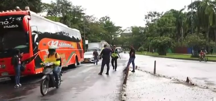 Ojo viajero: Cierran la vía al Llano para este puente festivo 1 Ojo viajero: Cierran la vía al Llano para este puente festivo Nuevamente se cierran las vías al llano para el puente, debido a derrumbes que se presentan en el municipio de Guayabetal, en Cundinamarca.
