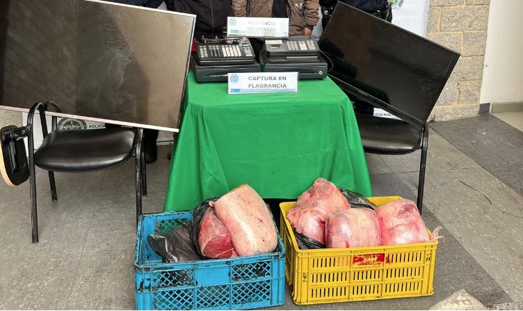Sorprenden a dos pillos que pretendían robar una carnicería en Engativá 1 Sorprenden a dos pillos que pretendían robar una carnicería en Engativá Dos hombres fueron capturados cuando se encontraban robando una carnicería del sector de la Florida, en Engativá.
