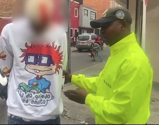 Capturan a dos cobradores 'gota a gota' que extorsionaban a sus víctimas en Tunjuelito 1 Capturan a dos cobradores 'gota a gota' que extorsionaban a sus víctimas en Tunjuelito El Gaula de la Policía logró la captura de dos sujetos que se dedicaba al cobro 'gota a gota' y que extorsionaban a sus víctimas a pesar de ya haber pagado la totalidad de la deuda, en el barrio Fátima, de Tunjuelito.