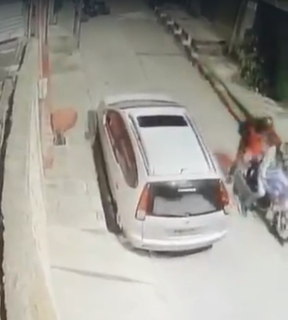 Claman justicia por ataque a bala en medio de hurto que cobró la vida de joven en Usme Un joven que llevó a su novia hasta su vivienda por el barrio La Aurora, en Usme, fue víctima de dos ladrones, quienes por robarle su motocicleta le dispararon. Su familia exige justicia.