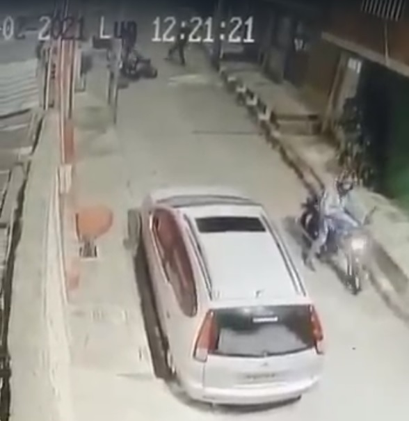 Claman justicia por ataque a bala en medio de hurto que cobró la vida de joven en Usme Un joven que llevó a su novia hasta su vivienda por el barrio La Aurora, en Usme, fue víctima de dos ladrones, quienes por robarle su motocicleta le dispararon. Su familia exige justicia.