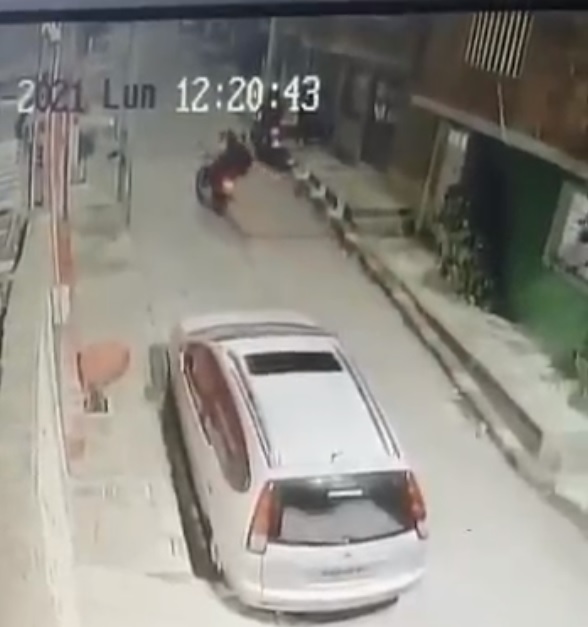 Claman justicia por ataque a bala en medio de hurto que cobró la vida de joven en Usme Un joven que llevó a su novia hasta su vivienda por el barrio La Aurora, en Usme, fue víctima de dos ladrones, quienes por robarle su motocicleta le dispararon. Su familia exige justicia.