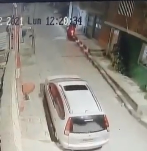 Claman justicia por ataque a bala en medio de hurto que cobró la vida de joven en Usme Un joven que llevó a su novia hasta su vivienda por el barrio La Aurora, en Usme, fue víctima de dos ladrones, quienes por robarle su motocicleta le dispararon. Su familia exige justicia.