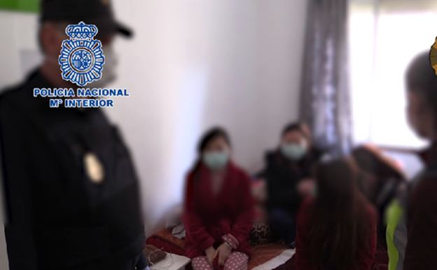 Liberan a 11 colombianas que eran obligadas a prostituirse en España 1 Liberan a 11 colombianas que eran obligadas a prostituirse en España Las autoridades lograron liberar a 11 mujeres que habían sido captadas y obligadas a prestar servicios sexuales en España.