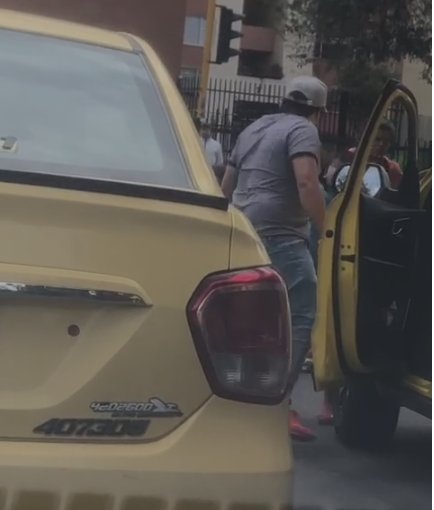 EN VIDEO: Comunidad encendió a machete a ladrón de bicicletas en Engativá La situación de inseguridad en Bogotá está en un estado crítico. Todos los días se presenta un nuevo caso de hurto o de violencia. En esta ocasión, los habitantes del barrio Normandía, en la localidad de Engativá, fueron testigos de un intento de robo a una bicicleta; sin embargo, la comunidad no se quedó con las manos cruzadas y decidieron hacer justicia por mano propia.