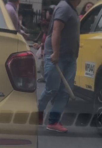 EN VIDEO: Comunidad encendió a machete a ladrón de bicicletas en Engativá La situación de inseguridad en Bogotá está en un estado crítico. Todos los días se presenta un nuevo caso de hurto o de violencia. En esta ocasión, los habitantes del barrio Normandía, en la localidad de Engativá, fueron testigos de un intento de robo a una bicicleta; sin embargo, la comunidad no se quedó con las manos cruzadas y decidieron hacer justicia por mano propia.