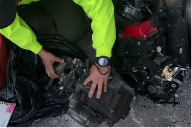 Duro golpe al robo de autopartes: recuperan 2 motocicletas que serían comercializadas en Soacha La Policía Metropolitana de Soacha logró realizar un allanamiento al interior de una vivienda del barrio Danubio, donde se escondían motocicletas hurtadas y se desarmaban, para luego ser comercializadas en el negocio de autopartes.