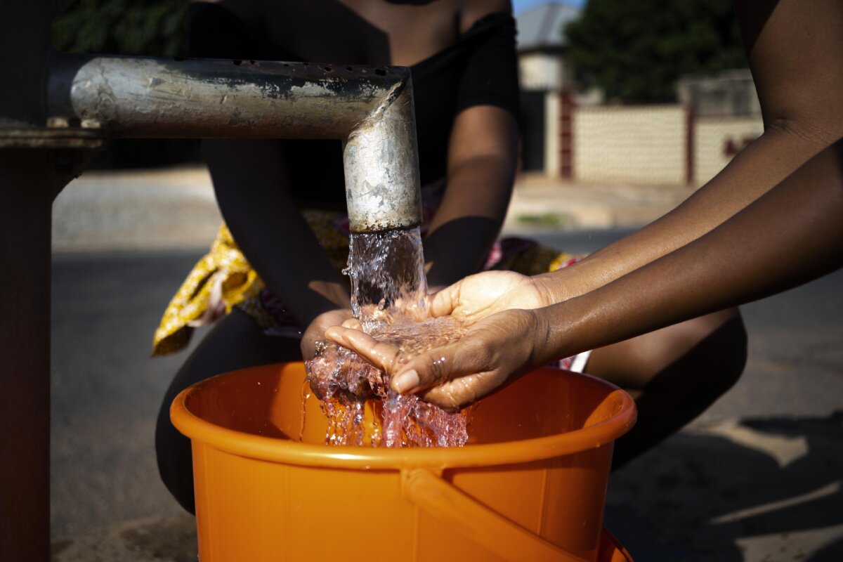 Alístese para los cortes de agua de este viernes 1 Alístese para los cortes de agua de este viernes Debido a obras de reparación y mantenimiento de las redes de distribución de agua en algunos sectores de la ciudad y para garantizar el suministro continuo a toda la ciudadanía, la Empresa de Acueducto y Alcantarillado de Bogotá (EEAB), suspenderá temporalmente el servicio en diferentes puntos.