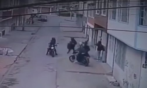 Indignante robo a mamá e hija en la puerta de su casa en Kennedy 1 Indignante robo a mamá e hija en la puerta de su casa en Kennedy En video quedó registrado el momento en el que tres sujetos en moto intimidan con armas de fuego y atracan a madre e hija cuando se encontraban apunto de ingresar a su vivienda en Kennedy.