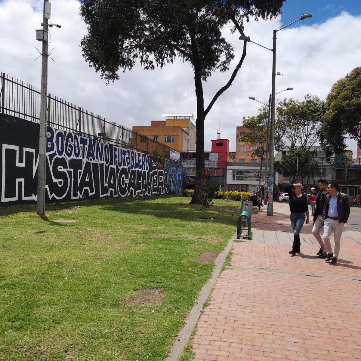 Hallan el cuerpo de un hombre en parque de Venecia 1 Hallan el cuerpo de un hombre en parque de Venecia El cuerpo sin vida de un hombre de aproximadamente 45 años de edad, fue hallado tendido en pleno parque de Venecia.