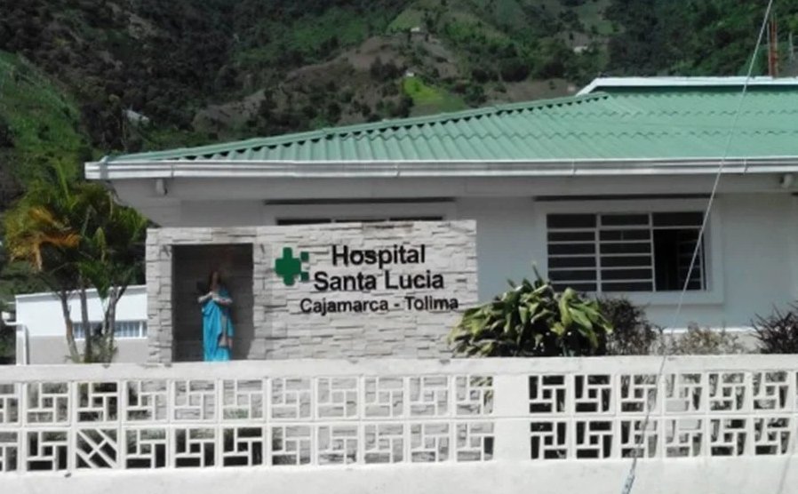 ¡Impactante! Hombre llegó a un hospital con un cuchillo incrustado en la cara 1 ¡Impactante! Hombre llegó a un hospital con un cuchillo incrustado en la cara Un impactante y alarmante suceso dejó en vilo a la localidad de Cajamarca, cuando cerca de las 11 de la noche un hombre llegó a las urgencias de la Unidad de Salud con un cuchillo incrustado en su rostro.