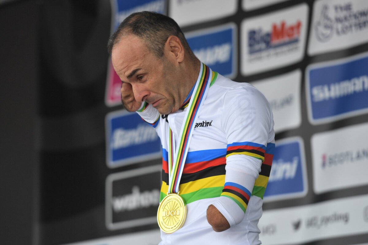 ¡Indignante! Premiaron con reloj a un ciclista sin brazos En el Mundial de Ciclismo que terminó este domingo en la ciudad de Glasgow, en Escocia, se presentó un hecho que causó bastante indignación en las redes sociales, pues el ciclista español Ricardo Ten Argilés fue premiado con un reloj de muñeca por haber ganado la prueba scratch C1, pero lo que molestó a muchas personas fue que el deportista no tiene brazos.