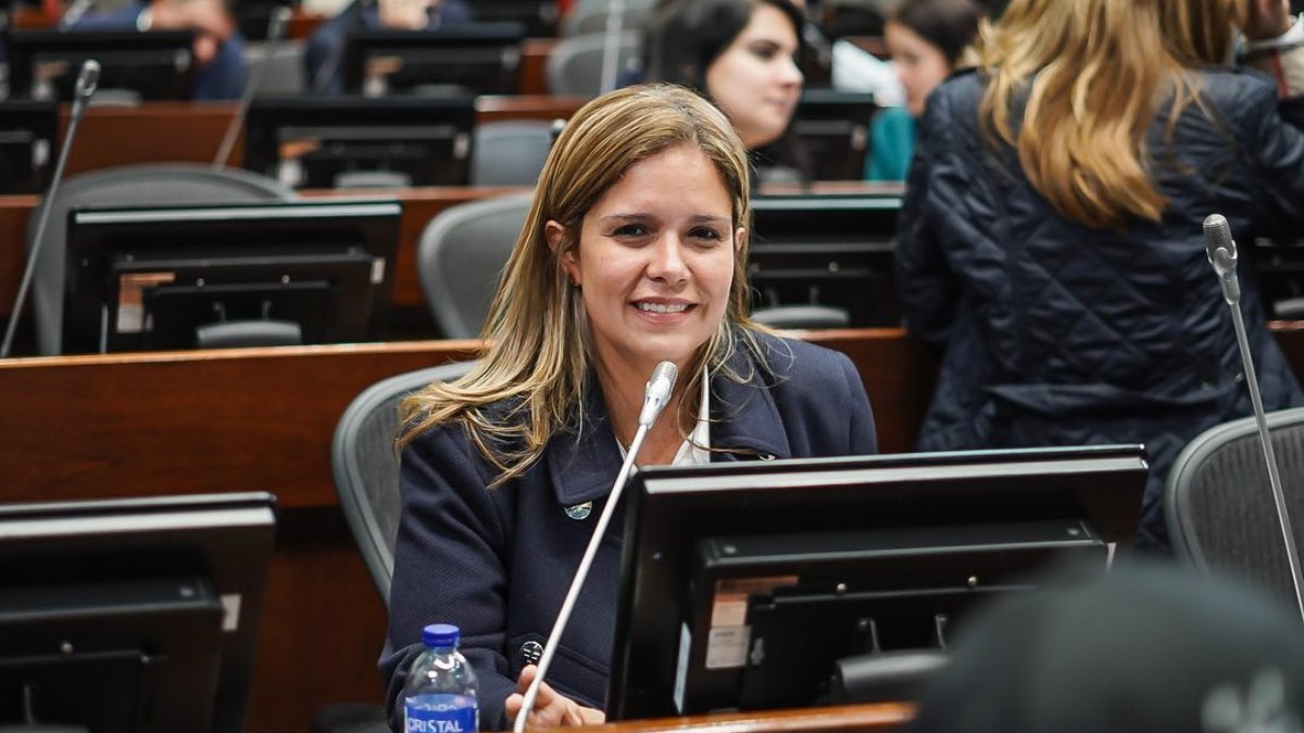¡Qué descaro! Senadora pide saber cuánto le van a pagar para ver si le sirve ir a trabajar Este miércoles se llevó a cabo el debate del senado sobre el proyecto de ley con el cual se busca bajar el salario de los senadores y representantes a la Cámara del país y que es de autoría del senador de la Alianza Verde, Jonathan Pulido Hernández o Jota Pe.