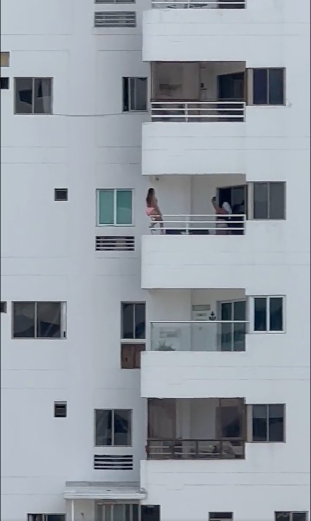 ¡Qué imprudencia! Mujer arriesgó su vida para tomarse una foto en el balcón de un edificio 1 ¡Qué imprudencia! Mujer arriesgó su vida para tomarse una foto en el balcón de un edificio En las últimas horas, se ha hecho viral un video en las redes sociales en el que se puede ver como una mujer arriesga su vida para tomarse una fotografía desde el borde de uno de los balcones en el décimo piso de un edificio en Cartagena.