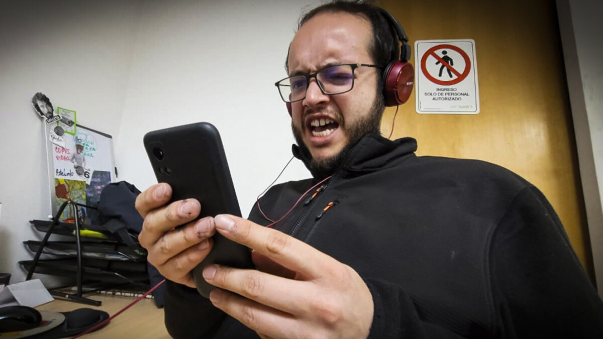 ¿Debo acudir al psicólogo si sufro constantemente de ataques de ira y enojo? 1 ¿Debo acudir al psicólogo si sufro constantemente de ataques de ira y enojo? La ira y el enojo son emociones naturales y saludables que todos experimentamos en algún momento. Sin embargo, cuando estos sentimientos se vuelven abrumadores y comienzan a interferir con nuestras relaciones, trabajo y bienestar en general, puede ser el momento de buscar ayuda profesional. Este artículo explora por qué y cómo el asesoramiento psicológico puede ser beneficioso para quienes sufren constantemente de ira y enojo.