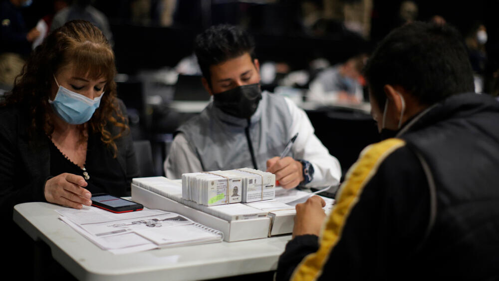 Más de la mitad de los jóvenes bogotanos ha considerado migrar 1 Más de la mitad de los jóvenes bogotanos ha considerado migrar La encuesta “Jóvenes con Potencial 2023” presentó sus hallazgos frente al acceso a las oportunidades de formación o empleo de los jóvenes en Bogotá.