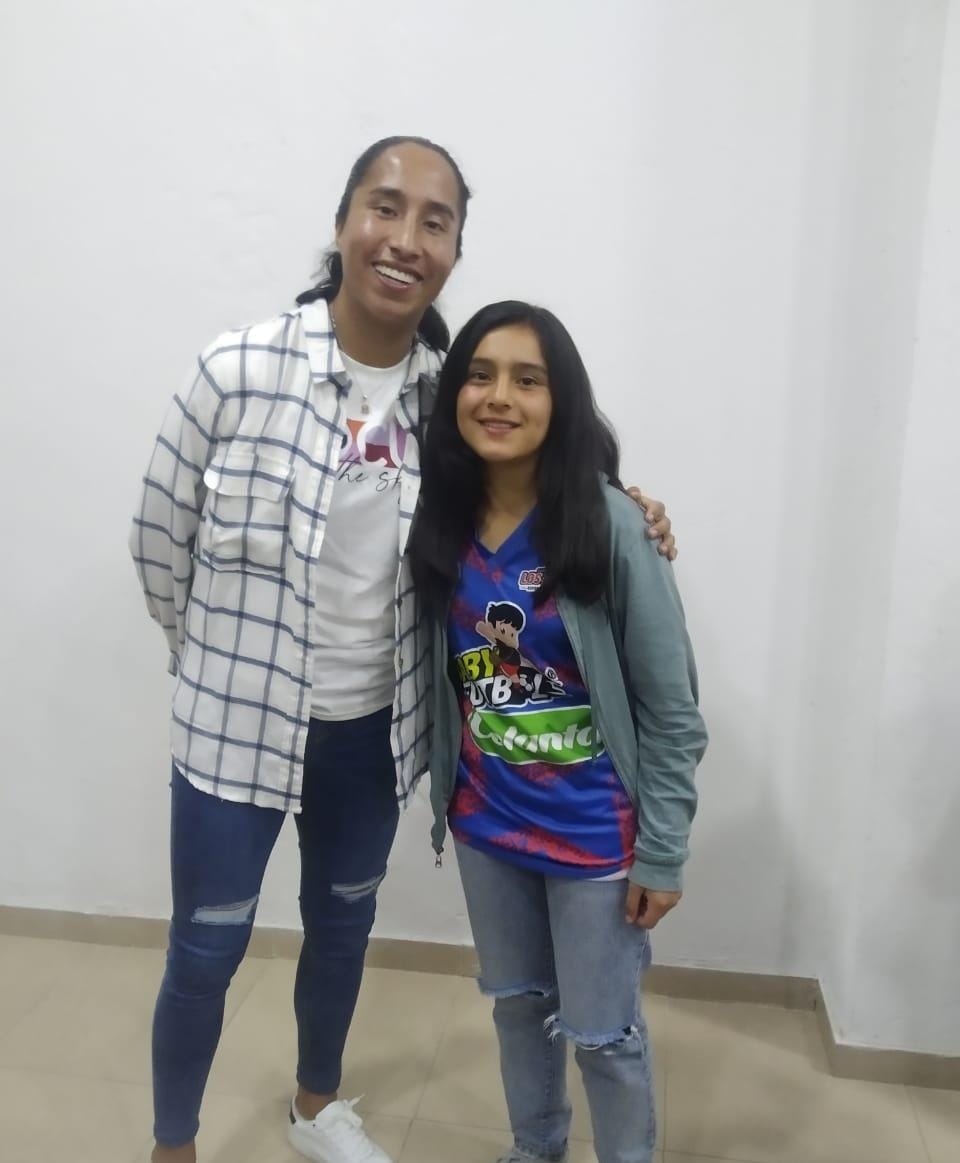 'Gabi', una 'Superpoderosa' en formación La vida de Gabriela Abril ha estado siempre rodeada de botines, canilleras y balones de fútbol. Los sueños de la joven deportista de 13 años, que actualmente cursa octavo grado en el Gimnasio San Mateo, traspasan las fronteras y viajan desde el barrio Prados del Mirador en Zipaquirá (Cundinamarca), donde vive, hasta España, país donde se proyecta llegar a ser una jugadora profesional vistiendo la camiseta del Barcelona.