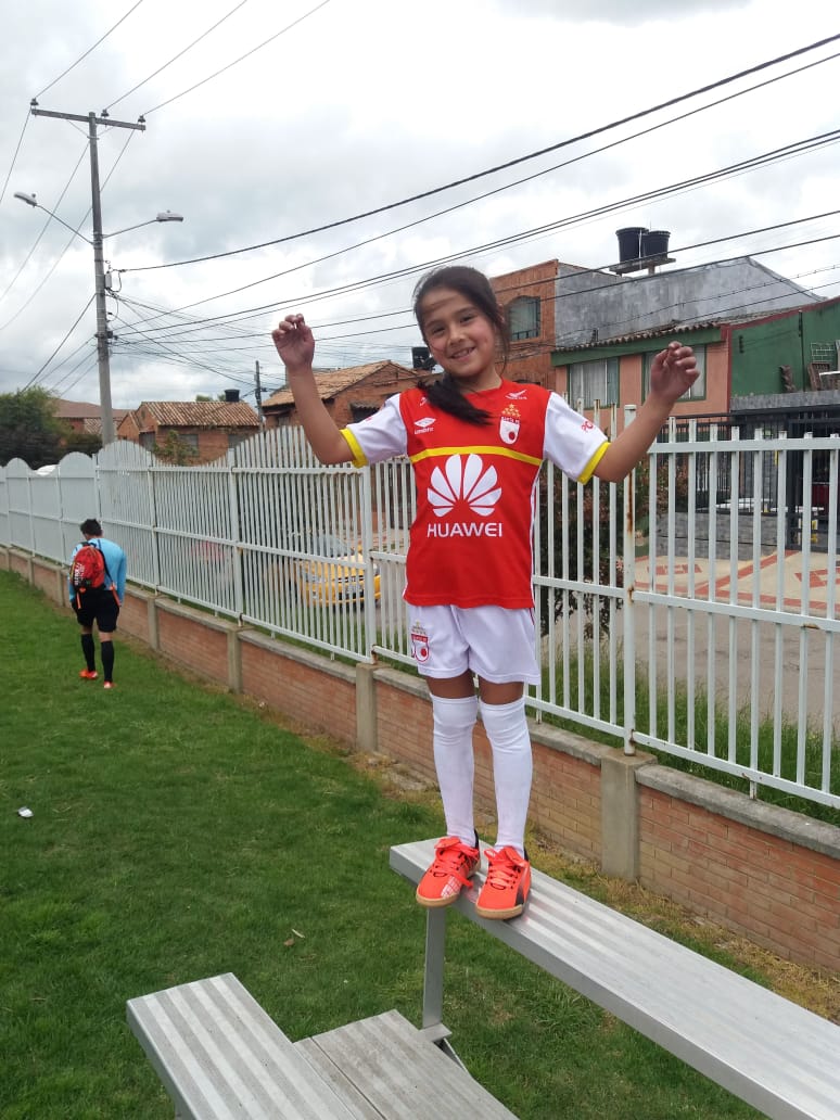 'Gabi', una 'Superpoderosa' en formación La vida de Gabriela Abril ha estado siempre rodeada de botines, canilleras y balones de fútbol. Los sueños de la joven deportista de 13 años, que actualmente cursa octavo grado en el Gimnasio San Mateo, traspasan las fronteras y viajan desde el barrio Prados del Mirador en Zipaquirá (Cundinamarca), donde vive, hasta España, país donde se proyecta llegar a ser una jugadora profesional vistiendo la camiseta del Barcelona.