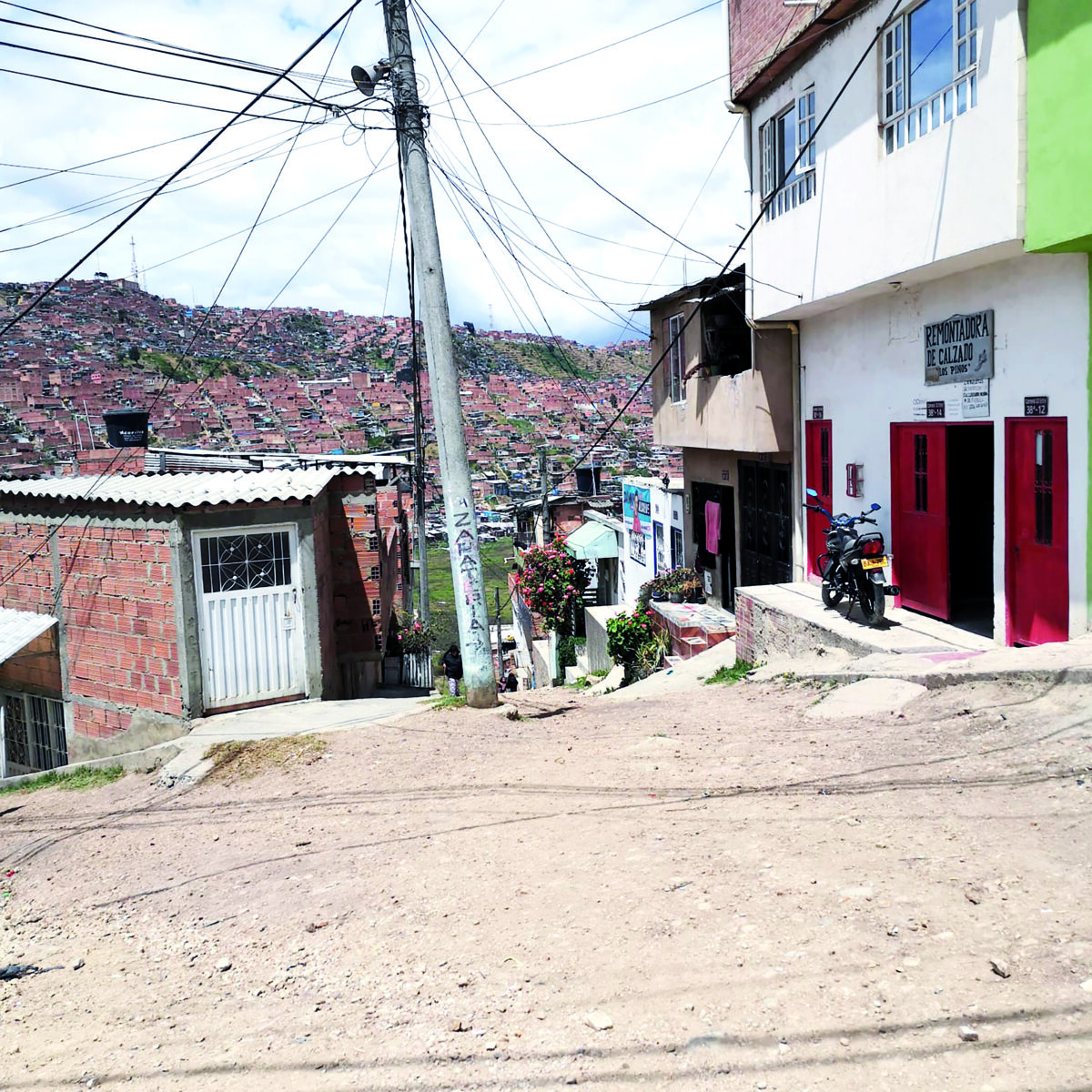 Misterioso asesinato de Daniela en Soacha Hay conmoción por el homicidio de Daniela Esperanza Arévalo Benítez, de 21 años, en el municipio de Soacha, en el sector de Los Pinos. La joven, según versiones preliminares, fue asesinada por un sujeto que de manera infame llegó disparando a su lugar de residencia.