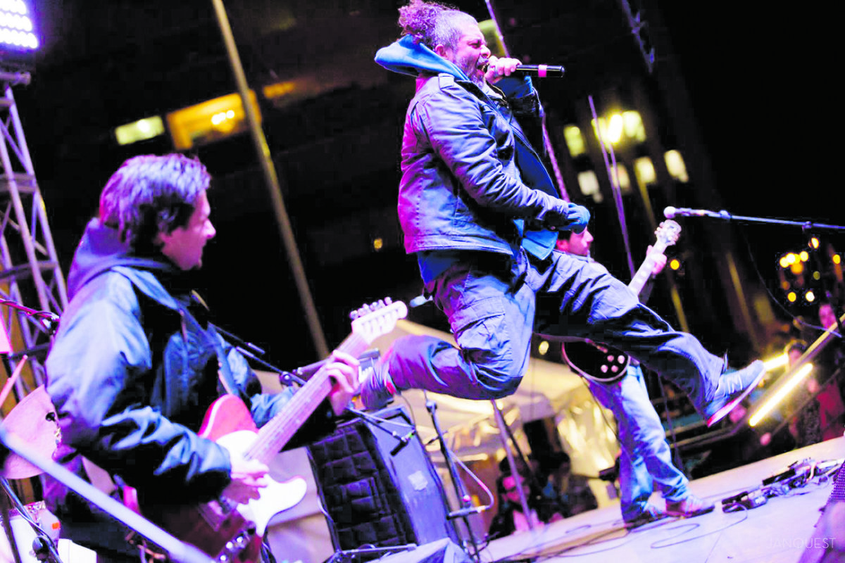 1280 Almas: La leyenda que nació en Kennedy 3 1280 Almas: La leyenda que nació en Kennedy Hablar de las 1280 Almas es referirnos a una de las bandas más importantes del rock nacional en su historia. Con 30 años de trayectoria, esta agrupación bogotana, que mezcla géneros como el punk, el ska y los ritmos latinos, es reconocida por mostrar en sus canciones su perspectiva de la realidad colombiana, la cual identificó a miles de jóvenes.