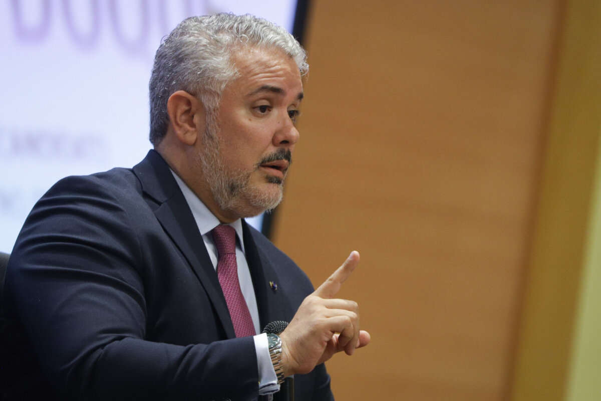 "Duque ayudó más a los pobres que Petro": agarrón entre Claudia López y el presidente Esta vez el tema disparador fueron los subsidios a la capital, luego de que la mandataria dijera que el expresidente Iván Duque apoyó en mayor medida a los bogotanos en situación de pobreza, afirmación que Petro calificó de “barbaridad histórica”.