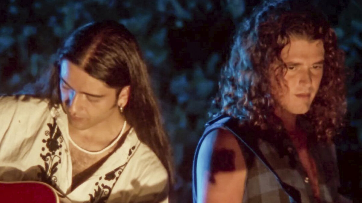 "Hoy me siento huérfano de padre musical" Carlos Vives Carlos Vives fue uno de los primeros en manifestarse al enterarse de la muerte del guitarrista Ernesto Ocampo.