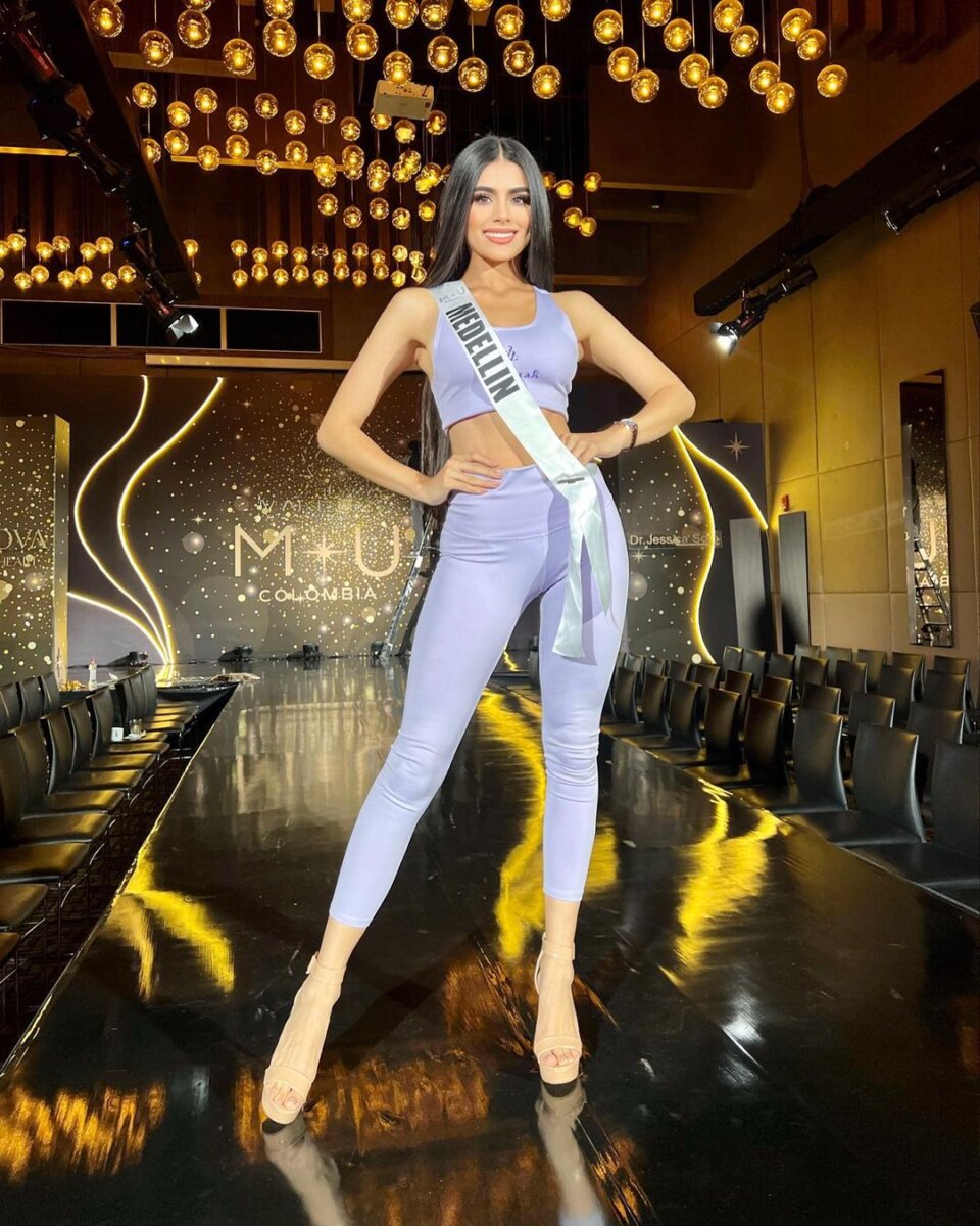 Polémica por palabras de Karen Sevillano a la señorita Medellín 1 Polémica por palabras de Karen Sevillano a la señorita Medellín Karen Sevillano le dijo "prostitutica" a la señorita Medellín durante su pasarela en traje de Gala en el Miss Universe Colombia.