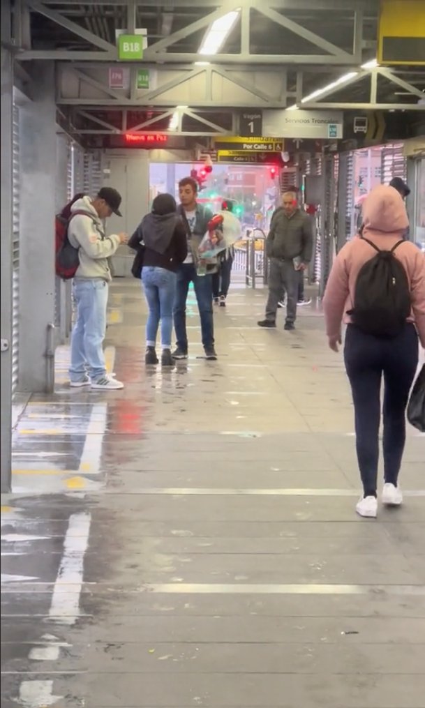 Soldado caído: joven se declaró en estación de TransMilenio y fue rechazado 1 Soldado caído: joven se declaró en estación de TransMilenio y fue rechazado La ciudad de Bogotá es un escenario que guarda historias bastante interesantes, algunas de ellas son hechos insólitos y difíciles de creer, como el caso de una mujer que se comió un perro en plena calle o también se pueden encontrar algunas otras que despiertan curiosidad, como es el caso del hombre que fue captado elevando cometa en una estación de TransMilenio.