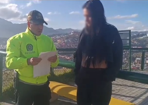 Capturan a cinco pillos que extorsionaban con falsas encomiendas 2 Capturan a cinco pillos que extorsionaban con falsas encomiendas La autoridades lograron la captura de tres hombres y dos mujeres que realizaban extorsiones bajo la modalidad de falsa encomienda.