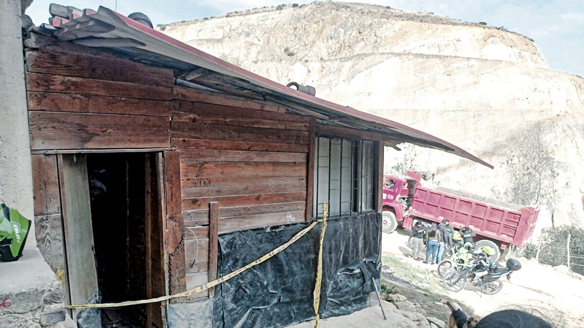 A Lirdardo lo habría asesinado su inquilino en Soacha 1 A Lirdardo lo habría asesinado su inquilino en Soacha Los habitantes del barrio San Rafael Alto, en el municipio de Soacha, se encuentran consternados y dolidos con el asesinato de uno de sus vecinos. Cuentan que el cadáver de él fue encontrado al interior de su vivienda luego de haber estado unos días desaparecido.