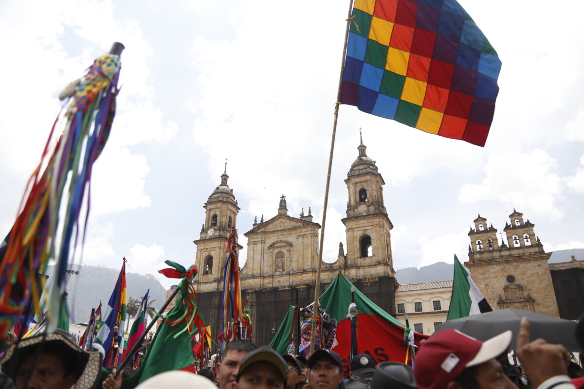 A esta hora manifestantes llegan a la Plaza de Bolívar 1 A esta hora manifestantes llegan a la Plaza de Bolívar A esta hora manifestantes llegan a la Plaza de Bolívar en Bogotá para apoyar al Gobierno.