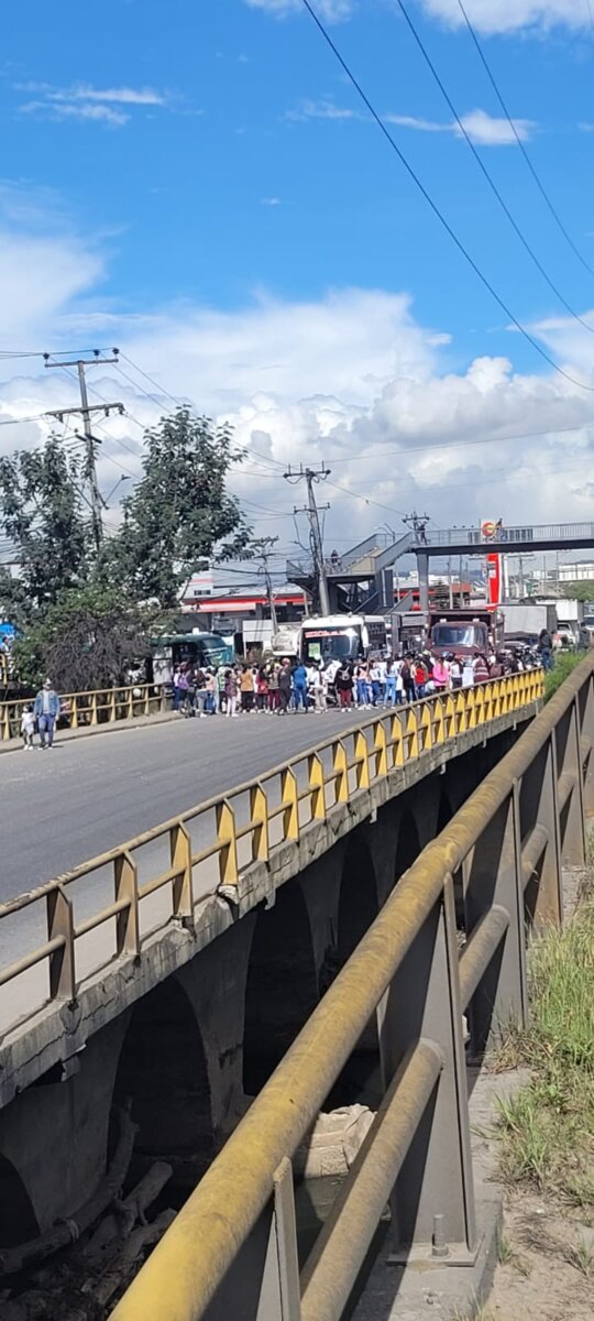 A esta hora se presentan manifestaciones por niña que murió atorada en colegio de Mosquera Se presentan bloqueos en diferentes puntos del municipio de Mosquera, por personas que exigen justicia frente al presunto caso de negligencia que se habría presentado en un colegio, donde una niña murió atorada mientras consumía su refrigerio.