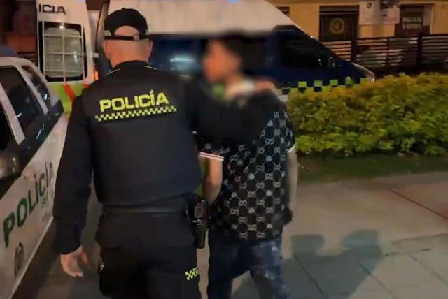 Menores de 13 y 15 años le robaron la moto a una mujer en Fontibón 1 Menores de 13 y 15 años le robaron la moto a una mujer en Fontibón Dos menores le robaron la moto eléctrica a una mujer en el sector de Modelia en Fontibón.