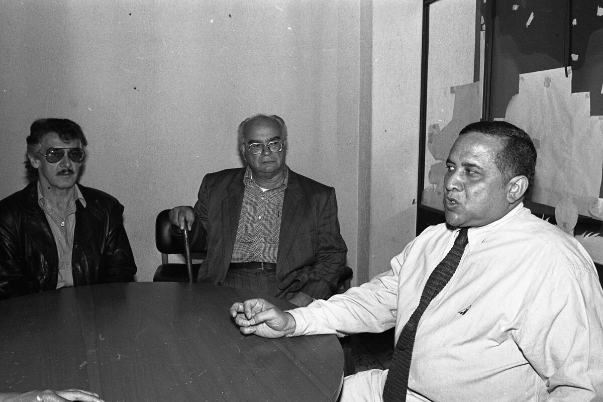 Abrieron investigación contra exdirector del DAS, Miguel Maza, por el asesinato de Carlos Pizarro Miguel Maza Márquez, exdirector del DAS, será investigado por la Fiscalía General por su presunta responsabilidad en el homicidio Carlos Pizarro Leongómez, asesinado al interior de un avión el 26 de abril de 1990, cuando realizaba campaña política como candidato presidencial de la Alianza Democrática M-19.