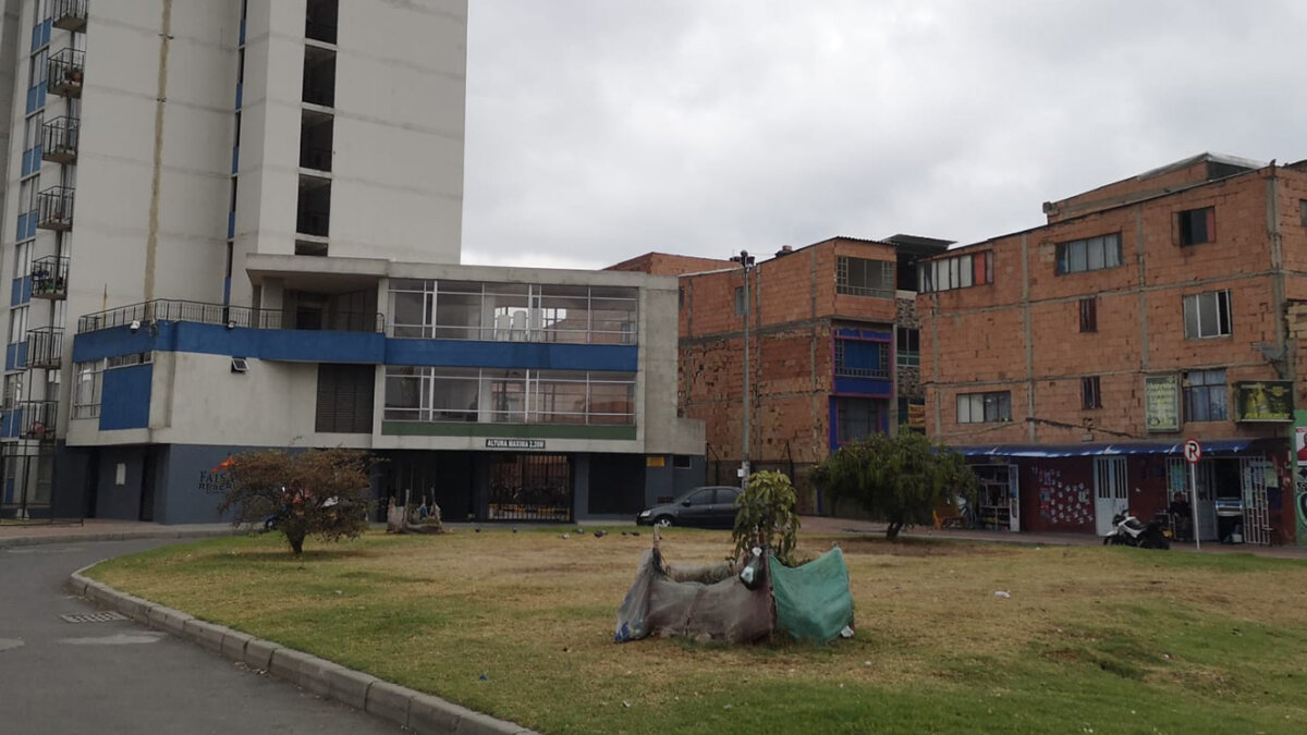 Absurdo crimen de vendedor ambulante en Bosa Sucedió en el barrio la Libertad (Bosa), justo al frente de un edificio de apartamentos donde residía el victimario, un joven de 22 años que fue capturado a pocos minutos de la comisión del crimen.