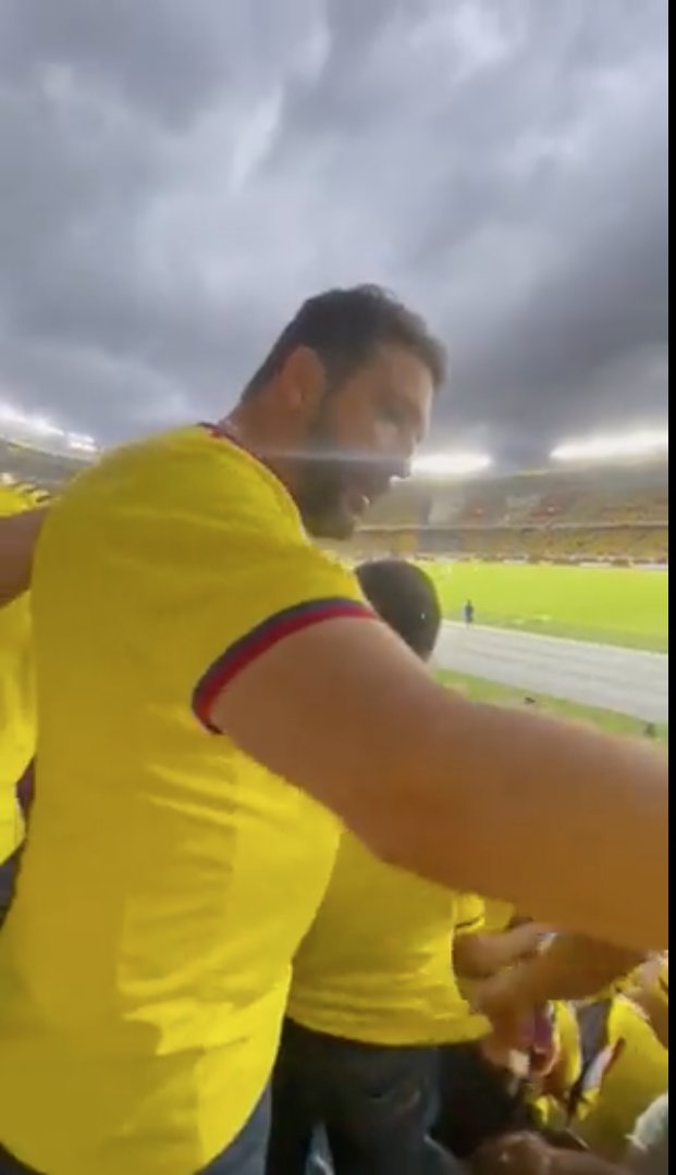 Agmeth Escaf se pronunció sobre polémica con la familia de Luis Díaz en el estadio de Barranquilla Antes de que empezara el partido de Colombia en Barranquilla, se armó tremendo agarrón entre el congresista Agmeth Escaf y la esposa de Luis Díaz por la ubicación de las sillas. Esto fue lo que pasó.
