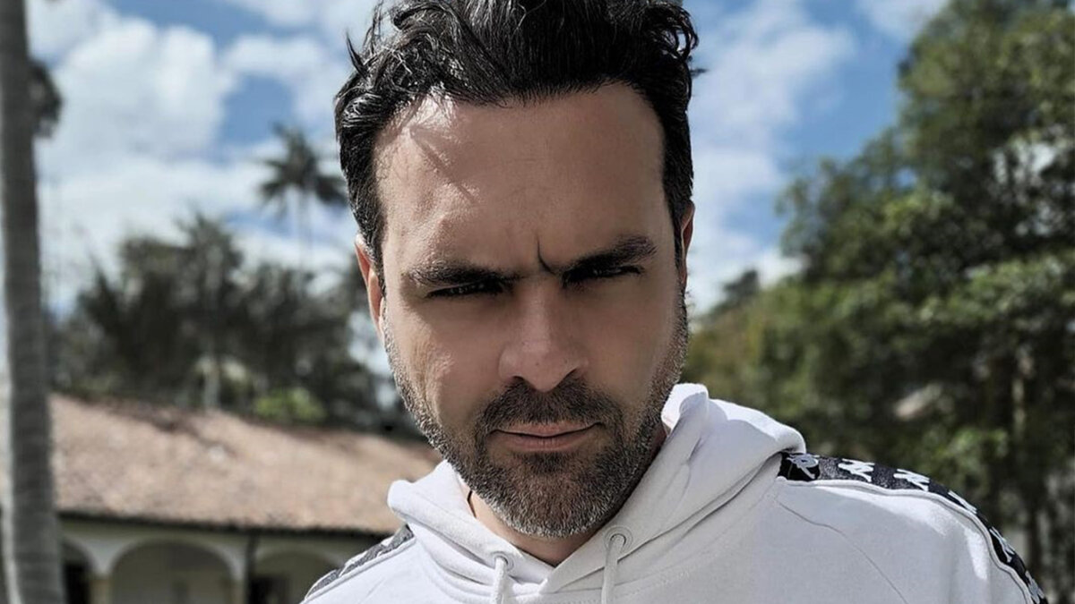 'El Tigre' narra fútbol como en el barrio 1 'El Tigre' narra fútbol como en el barrio “¡Tíquili!”, “Papi, haga caso”, entre otras graciosas frases, convirtieron a Álvaro Córdoba en toda una personalidad de las redes sociales. Este bogotano, conocido como el 'Tigre', logró conectarse con los amantes del fútbol gracias a sus populares ‘Análisis de Barrio’. Por eso Q’HUBO habló con él de cómo se dio la creación de este personaje.