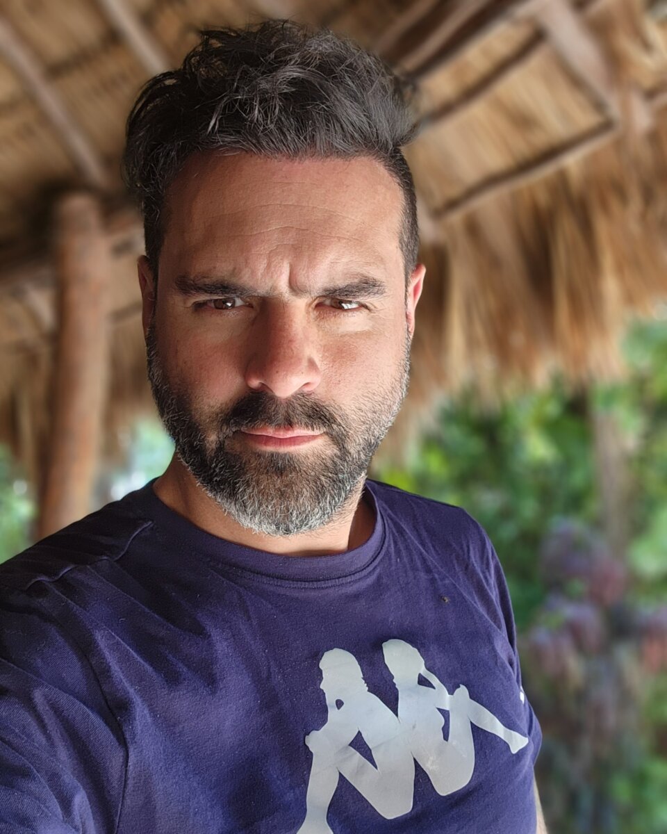 'El Tigre' narra fútbol como en el barrio 2 'El Tigre' narra fútbol como en el barrio “¡Tíquili!”, “Papi, haga caso”, entre otras graciosas frases, convirtieron a Álvaro Córdoba en toda una personalidad de las redes sociales. Este bogotano, conocido como el 'Tigre', logró conectarse con los amantes del fútbol gracias a sus populares ‘Análisis de Barrio’. Por eso Q’HUBO habló con él de cómo se dio la creación de este personaje.