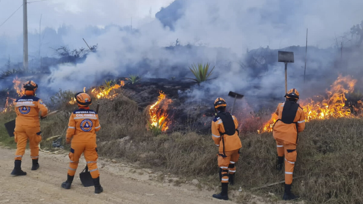 Alerta en Cundinamarca por incendios forestales Según el informe del cuerpo de Bomberos de Cundinamarca, en estos momentos se están presentando 5 incendios forestales en diferentes puntos del departamento, poniendo en riesgo la vida de los habitantes de los municipios aledaños a las zonas de conflagración.