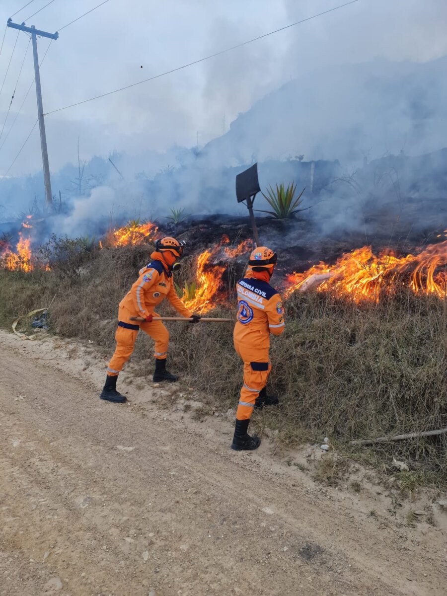 Alerta en Cundinamarca por incendios forestales Según el informe del cuerpo de Bomberos de Cundinamarca, en estos momentos se están presentando 5 incendios forestales en diferentes puntos del departamento, poniendo en riesgo la vida de los habitantes de los municipios aledaños a las zonas de conflagración.