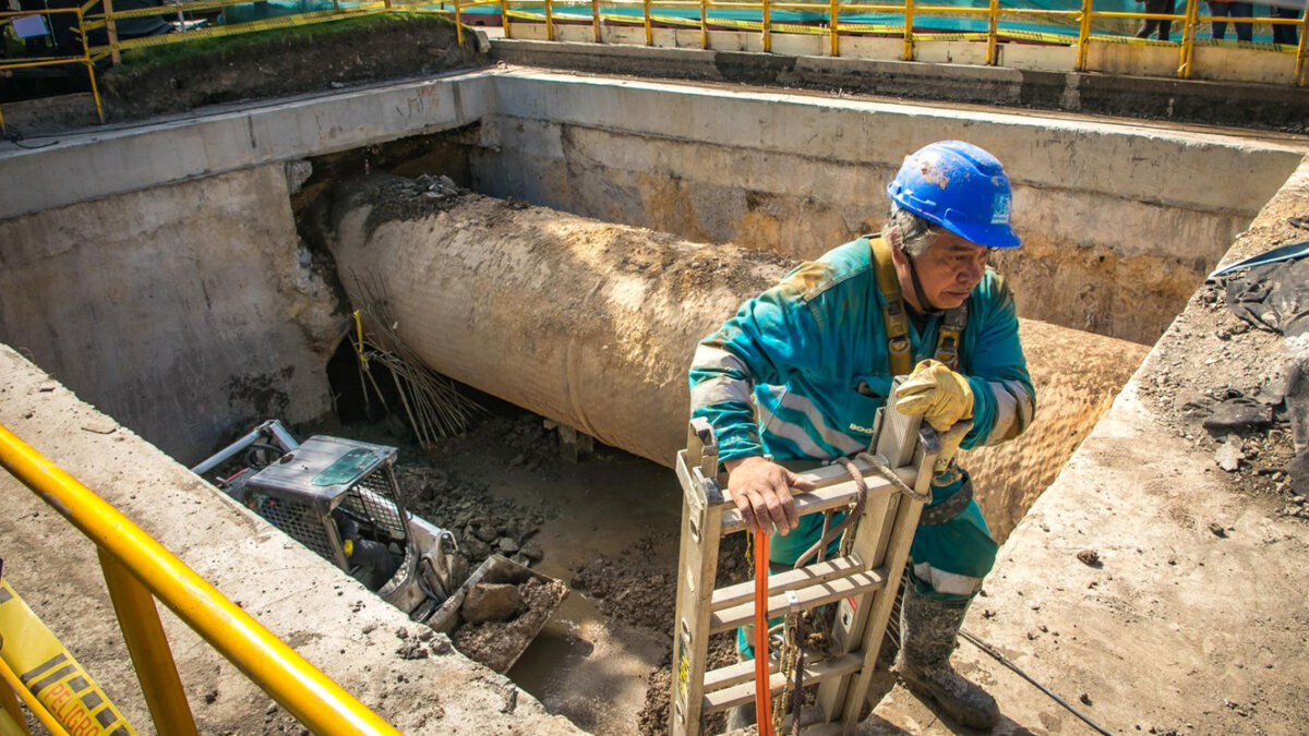 Aliste los baldes para los cortes de agua programados para este jueves Debido a obras de reparación y mantenimiento de las redes de distribución de agua en algunos sectores de la ciudad y para garantizar el suministro continuo a toda la ciudadanía, la Empresa de Acueducto y Alcantarillado de Bogotá (EEAB), suspenderá temporalmente el servicio en diferentes puntos.