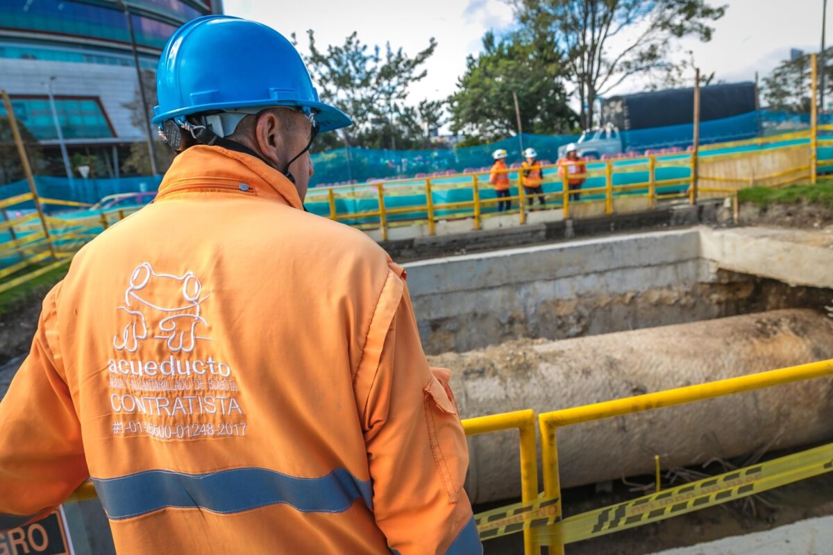 Aliste los baldes para los cortes de agua programados para este jueves Debido a obras de reparación y mantenimiento de las redes de distribución de agua en algunos sectores de la ciudad y para garantizar el suministro continuo a toda la ciudadanía, la Empresa de Acueducto y Alcantarillado de Bogotá (EEAB), suspenderá temporalmente el servicio en diferentes puntos.