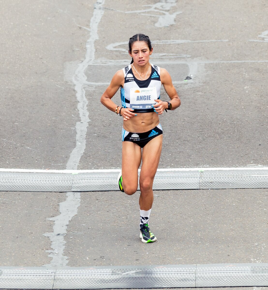 Angie Orjuela, de Ciudad Bolívar a los Olímpicos Angie Orjuela cumplirá, por tercera vez en su carrera, el sueño de participar en los Juegos Olímpicos. La bogotana de 34 años logró el cupo a las justas de París 2024 el pasado domingo, cuando logró un tiempo de 2 horas, 24 minutos y 35 segundos en la Maratón de Berlín (Alemania); bajó la marca mínima que necesitaba para avanzar, que es de 2 horas, 26 minutos y 50 segundos. 